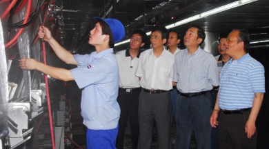 2007年6月，时任黄冈市委书记黄坤明视察安博电竞总部；评っ骺浣卑膊┑缇菏腔聘允械钠笠到鹈，不愧为黄冈高慢。